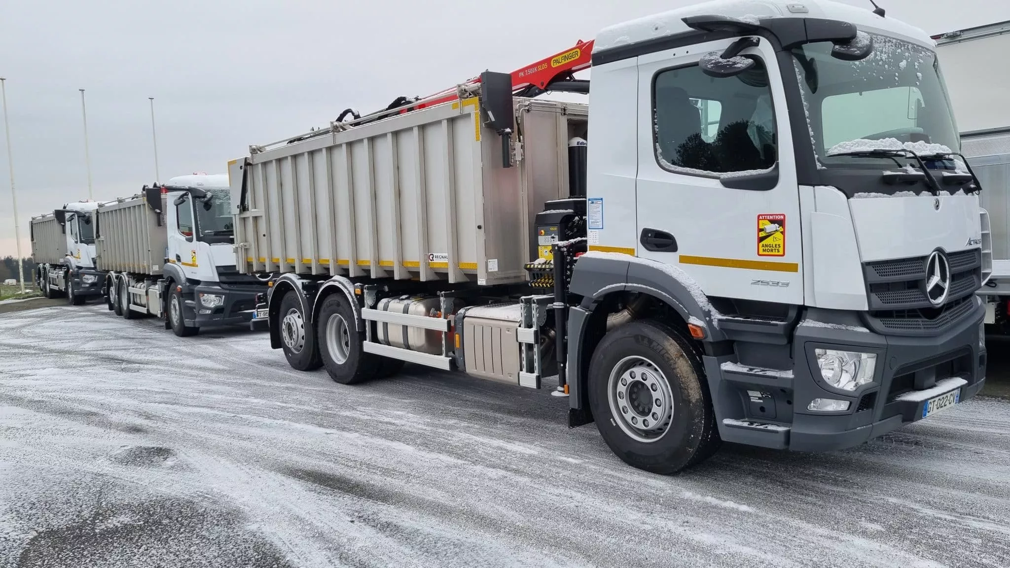 Livraison Mercedes-Benz ACTROS 2533 avec Benne Inox et Grue à SECANIM